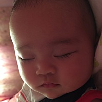 终于乖乖地自己睡着了，😔