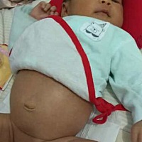 宝宝二十六天了 肚子总是大大的 还胀气 晚上不停的要吃奶 有什么办法让宝宝排气？求解宝妈们