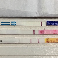 姨妈推迟三天了，今天早上测了，来不及看，晚上回来看了感觉有点印子，赶紧又测了一天看不清楚了，姐妹...