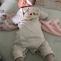 他对于我每天让他趴一趴这件事情非常不满，还不高兴！不高兴完了还是在我怀里睡了