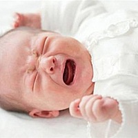 新生儿睡觉日夜颠倒怎么办？新手爸妈可以试试这些方法！ 1、应该让宝宝将日夜区别清楚 具体方法是，白天...