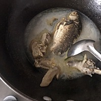 生娃便知自己找的是人是鬼，吃的不管，身体怎么样不管，娃只知道乖的时候过来亲两口，还使唤我去拿东西...