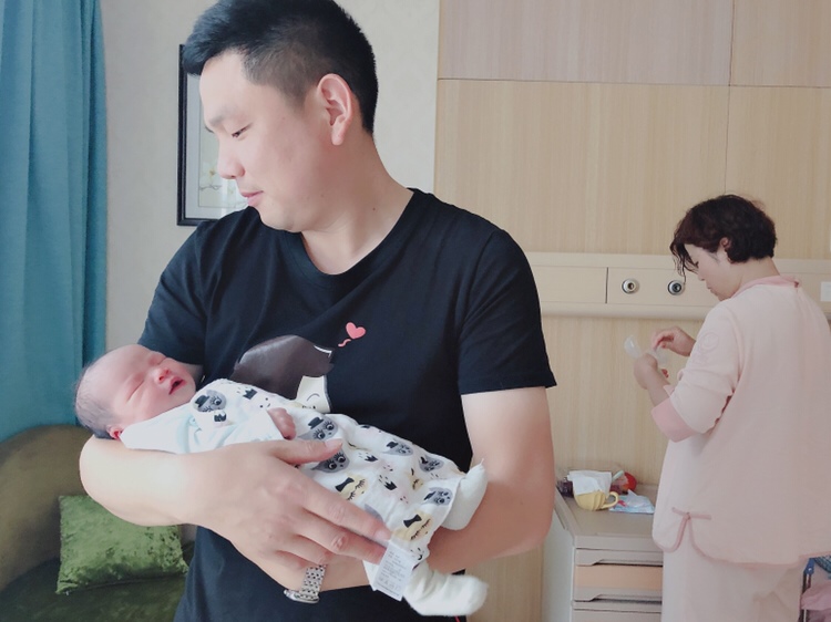 爸爸的优点你都长去了，期待你过段时间眼睛长开要像我哦