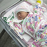 宝宝出生第二天，没刚出来那么红红的了，白了很多，我一直没见到宝宝，由于身体条件不允许每天还要输血...