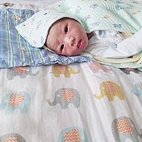 我们今天第二天啦，医生护士都夸我们眼睛大，哈哈以后可以给美眉放电啦