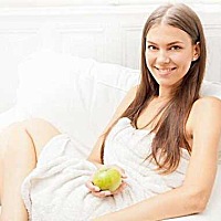 婆婆说喂奶期间吃水果会湿气重，喂奶期间能吃水果吗？   前几天，有个刚满月的宝妈问：哺乳期能不能吃水...