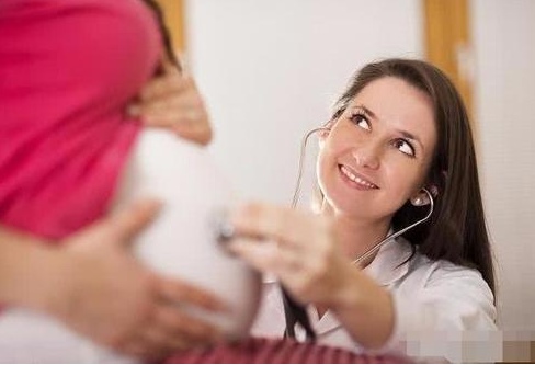 3、孕晚期，孕妈起来的动作 怀孕之后，尤其是到了孕晚期，孕妈的腿部和腰部承受的压力较大。为了自己和腹中胎儿健康发育，孕妈在起来的时候，动作一定要轻缓，切记不要用力过猛。虽然怀孕晚期，胎儿的发育已经基本完善，但是若起得过猛，很容易让孕妈的子宫出现收缩现象，从而会影响宝宝健康发育，或许还会引发早产，所以在怀孕期间，尤其是到了怀孕晚期，不管是站起来或者是坐下动作都应该轻缓。 4、怀孕晚期，尽量不要开车 随着经济收入的提高，轿车已经成为很多家庭的出行工具，有些孕妈妈为了出行方便，在怀孕期间也会选择开车出行。我们知道有些道路上的车辆比较多，而且在驾驶车的过程中也会系安全带，这样或许会对腹中胎儿产生不良影响，而且若在行驶过程中遇到紧急状况，也不利于腹中胎宝宝的健康。为了自己和腹中胎儿的健康，孕妈在怀孕晚期尽量不要开车，而且即使在乘车时也尽量要坐后排。 孕晚期是个特殊的时期，准妈妈们一定要多加注意，为了胎宝宝的健康，尽量不要做以上这几件事情了！