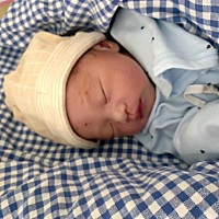 卸货了 男宝一枚 六斤四两 整个孕期辣椒冰淇淋 还有化妆都没少 不过宝宝还没有洗澡脸上有点脏