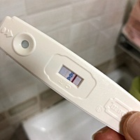 末次月经是上个月14号，这个月推迟了，而且这几天肚子还时不时伴有疼痛感，就几分钟的疼痛，刚吃完饭测...