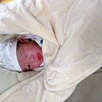 35周破水，保胎5天后见红，35周加五顺利产下乔治一枚，生下来没有哭声，两个儿科医生抢救了快一分钟才哭...