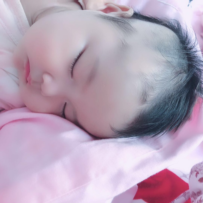 宝宝住院的时候头上打针，头发都被刮掉了😢