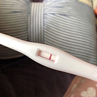 月经已经推迟第三天了，每天都是弱阳，没有增强，好担心，会不会生化了，但是身体没有任何的不适，j姐妹...