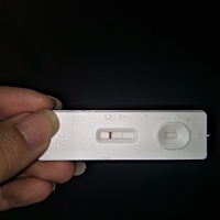 上次月经是4月17号，这个月到现在没来大姨妈，今天早上刚测了下隐约能看到第二条杠，请问是怀孕了吗？