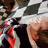 宝宝睡觉的时候头都是这样侧一边的，时间长会不会有影响，现在这么小枕头好像也不能用