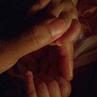 宝宝拉着我的手指睡着了，被依赖的感觉真好……