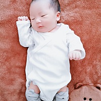 宝宝十天了，每顿都要吃80ml左右，吃饱了能睡3-4小时，有时醒来一次要一个多小时，期间吃三四顿，加起来...