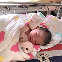 我家二宝出生了，是个小丫头，哥哥见到小丫头，一会进屋摸摸她，一会进屋摸摸她，我们在家就盯着他。终...