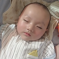 各位宝妈你们会给宝宝照百天照的吗？我想去照但是老公说没有必要浪费钱的，说自己照也是一样。你们觉得呢？