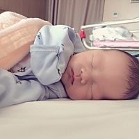 酒窝小帅锅终于睡着了     终于感受到了喂母乳的那种钻心的疼痛   看着你健健康康   这些疼痛都不算什么...