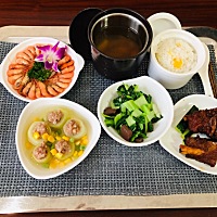 昨天中午搬进的月子中心   来跟大家分享下我的月子餐    每天6餐   其中一餐是晚上9点   我的天   根本...