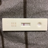 末次月经4.17，连续测了好几天都是白板，今天早上用试纸测还是白板，晚上好奇换了个验孕棒测，放了大概...