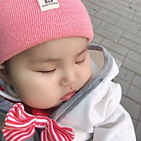 今天宝贝在我回卧室拿尿不湿的功夫，从沙发上翻身掉下来了，哭得可伤心了，刚好宝爸出来一下子抱起来了...