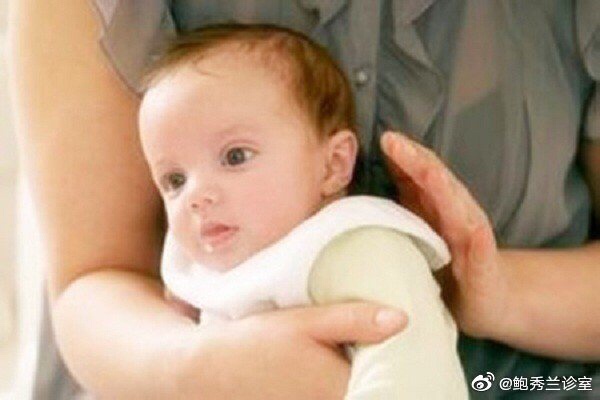 宝宝呛奶发生的原因主要是以下几点：
1、 宝宝胃容量较小，假使喝太多奶或喝完奶后未排气就容易呛奶。
2、 奶嘴的孔洞较大，例如奶嘴为十字洞，通过奶嘴的奶水量太多而导致宝宝呛奶。
3 、喝奶姿势不正确，也会呛奶。
4、 当宝宝感冒时，因呼吸道有感染，使得鼻子呼吸状况不顺畅，吞咽不协调时。
5、 有胃食道逆流情形的宝宝很容易呛奶。
6、 早产儿、有唇颚裂、心脏病、重度唐氏儿或是脑瘫的宝宝，因其吸吮力较弱，呛奶几率也较高。

5个妙招可以有效预防宝宝呛奶
奶水中混入了空气，是造成宝宝呛奶的最常见原因，因此，调整喂奶的速度，注意喂奶的姿势，就能较好地预防宝宝呛奶。
1．在宝宝情绪稳定时喂奶，而不是在哭泣或欢笑时，不要让宝宝饿很久才喂，宝宝吃得太急容易呛。
2．母乳喂养时，注意哺乳姿势，宝宝应斜躺在妈妈怀里。妈妈一手抱好宝宝，另一只手以拇指和食指轻轻夹住乳头喂哺，以防乳头堵住宝宝鼻孔，并控制奶水的流速，以免因奶汁太急引起婴儿呛咳。
3．妈妈喂奶时应用心观察宝宝，若宝宝嘴角溢出奶水或口鼻发青，应立即停止喂奶。
4．如果是人工喂养，注意观察奶水从奶嘴中滴出的速度，选用孔径合适的奶嘴，不采用出奶孔过大的奶嘴喂奶。
5．喂完奶后，将宝宝直立抱在肩头，轻拍婴儿的背部帮宝宝打嗝，然后再放到床上。