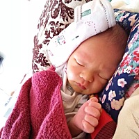 刚翻到大宝小时候的照片，感觉双胞胎分两次出来… 老公基因太强大了吧… 大宝出生几天的时候 二宝今天第...