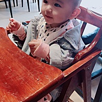 小开心九个月啦❤️ 会叫爸爸妈妈，各种发音的那种   会撒娇 歪着头卖萌 会翻身。 会自己拿饼干吃 ...