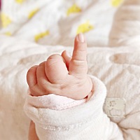 三个月大的宝宝睡觉之前老是哭闹 哭的撕心裂肺的那种 哄半天都不行只有吸奶入睡