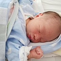 5月19号晚上八点开始轻微宫缩，凌晨两点开始见红，马上把收拾好的东西去医院，到医院一系列检查已经开了...