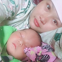 宝宝7天啦！只是可怜我这个老母亲还不敢有大动作！宝妈们看看我们娘两像不像😄