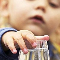 如何正确的给宝宝喂水？小月龄的宝宝需不需要喂水？ 一般情况下6个月之前的宝宝不管是母乳喂养还是奶粉...