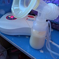 奶水太多也烦恼，白天夜里都要吸吸倒掉