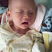 都说月子里的宝宝吃了睡，睡了吃，可我家这个宝就是不睡啊，害怕影响发育