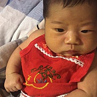 23天的的你好调皮，力气大大的，会踹被子了…爸爸去挣奶粉钱，奶奶和妈妈在家带你。爷爷天天开视频看你...