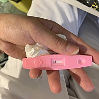 测了两个验孕棒 一个没有 这个刚开始没有 后面再看有一条淡淡的痕 这是怀孕了吗