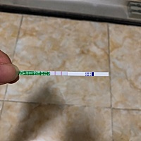 早上测过一次很明显的两条杠。下午测了两次还是两条杠。是怀孕了吗？上午喝过咖啡昨天晚上同房过。会不...