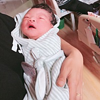 5.1中午三点见红 凌晨三点破水 一直宫缩无间断痛到第二天十点多宫开九指顺不出来 转破腹产 3500克乔治一...