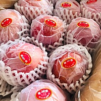 今天一早就跟老公出去买水果，收获三箱都是我爱吃的(*^_^*)