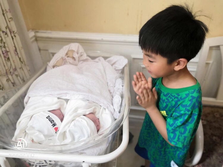 5.18.欢迎两只小猪🐷在茫茫人海中选择加入我们家庭👪未来日子，请互相关照。