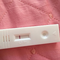 例假推迟第五天，可试纸测白板，原来例假没有推迟过，这是怎么了？