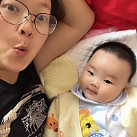 宝宝两个半月了 越来越爱她