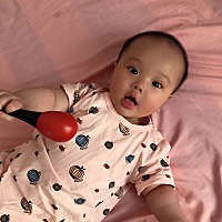 宝宝5个月24天，宝宝吃奶（母乳）睡觉时会颤抖（手抖头抖），就是吃奶吃到一半要入睡时会抖，抖个十几秒...