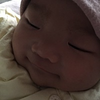 两个多月的宝宝不吃奶瓶咋办啊？母乳也不够吃，母乳挤到奶瓶也不吃！好难受啊！