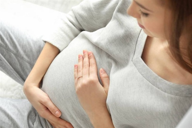 一、孕妇缺铁性贫血怎么办

1、孕妇由于胎儿发育引起生理的变化,铁的需求增加，血容量会随着生理需要的增加而增加,但红细胞的增长速度较血浆慢，出现血红蛋白偏低，以缺铁性贫血多见。

2、孕妇缺铁性贫血建议补充营养铁剂，如口服含有阿胶的铁之缘片，补铁温和安全无任何副作用，补铁补血增加微量元素营养物质，口感好吸收快，适合孕妇补充缺失的铁质和蛋白质营养改善贫血。同时补充维生素C有利于促进铁的吸收，定期复查。

3、生活护理：铁元素在菠菜、瘦肉、蛋黄、动物肝脏中含量较高，有益于孕妇补铁补血，另外需要多吃含铁食物，如吃一些猪肝、瘦肉、红枣、瘦肉炒木耳啊，蘑菇汤等，贫血期间不要喝茶。