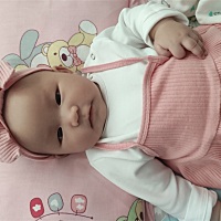 宝贝女儿马上3个月了。真开心！这两天胆结石有点痛。不能吃药，不能打针。因为宝贝要吃奶奶，希望老菩萨...