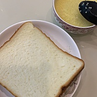 有没有跟我一样的宝妈，奶多的不得了，不能吃太好的，一吃好的就堵奶，只能吃素菜，肉都不敢吃，好怕奶...