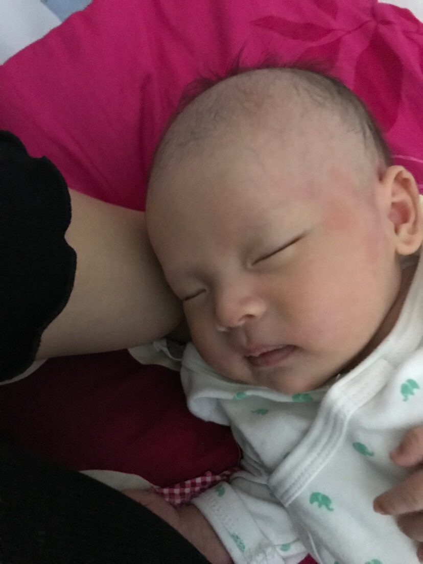 小宝贝今天满月咯！终于满月了，期间真是辛苦了自己，辛苦了家人，在这一个月里，有着欢喜、有着吵闹、有着伤心、有着不愉快、累……但更多的是幸福，因为所有的不开心，当看着我的宝贝以后，就什么也无所谓了，不过这宝宝有时候也让人头疼，比如半夜哄不睡时，一直哭闹时，真的让我感到崩溃，想撞墙。跟老公聊天，我说早知道这么麻烦，就不生了，他也说有点想，最后两个人看着对方，哈哈大笑！也许这就是生活吧，既来之，则安之，相信一切都是最好的安排，会越来越好的！