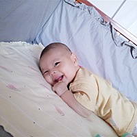 仔仔 最近会翻身了 早晨醒来第一件事就是翻身 成功后就笑开花 哈哈真可爱
